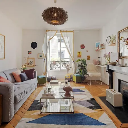 Stylish 11th District Flat In By Guestready